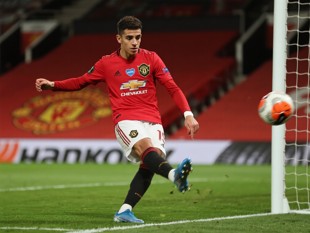 红魔旧梦难续!贾努扎伊任意球绝平救主再证明自己 贾努扎伊,这个曾经被称为“红魔妖星”的比