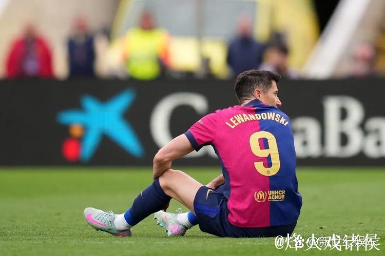 莱万愿大幅降薪续约巴萨，德科称需综合评估