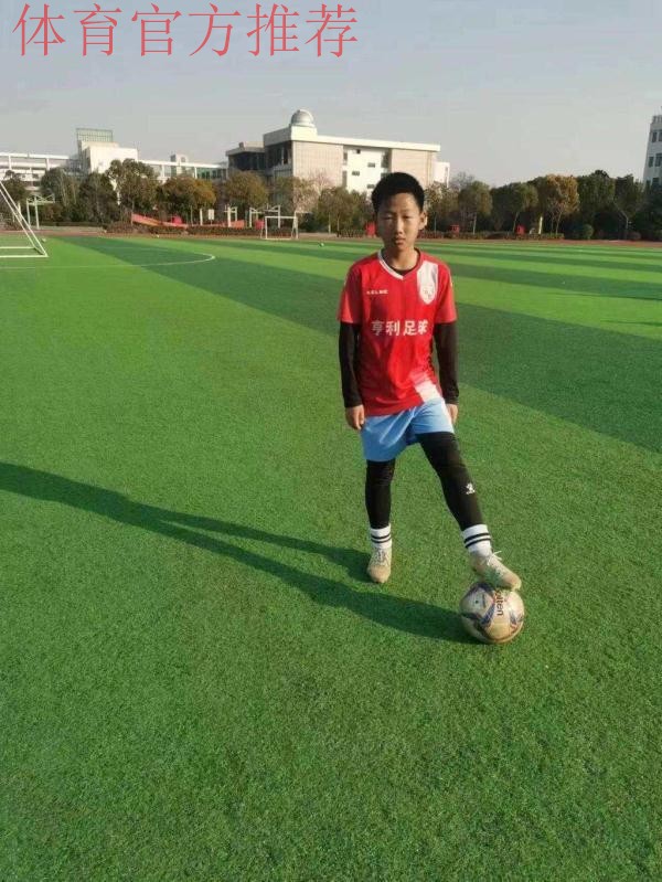 为消防车带路的少年，想当职业足球运动员